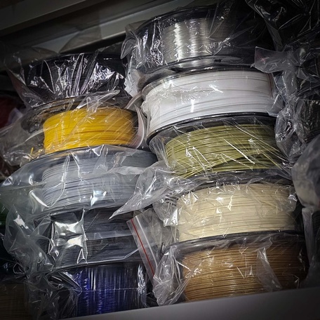 В нашем арсенале большое количество необходимых смол и филаментов